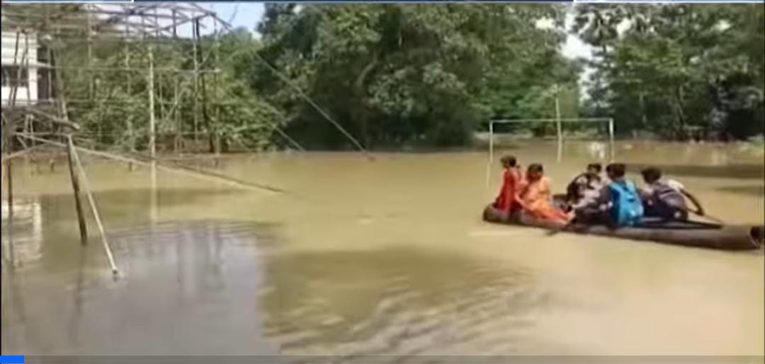 জল না কমলে পুজো বন্ধ, মাথায় হাত ঘাটালবাসীর