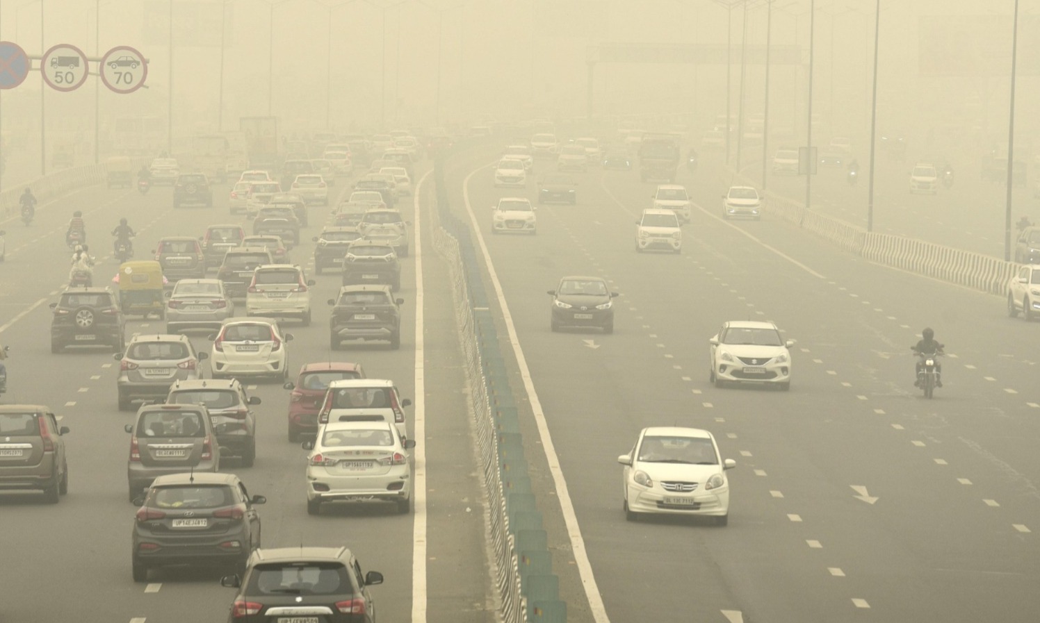 দিল্লিতে বিষ বাতাসের তাণ্ডব, হলুদ সতর্কতা জারি রাজধানীতে