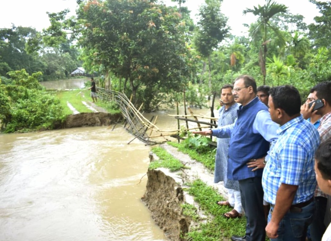 বন্যার ক্ষত কাটাতে খড়িবাড়িতে বাঁধ নির্মাণ শুরু , আশায় এলাকাবাসী