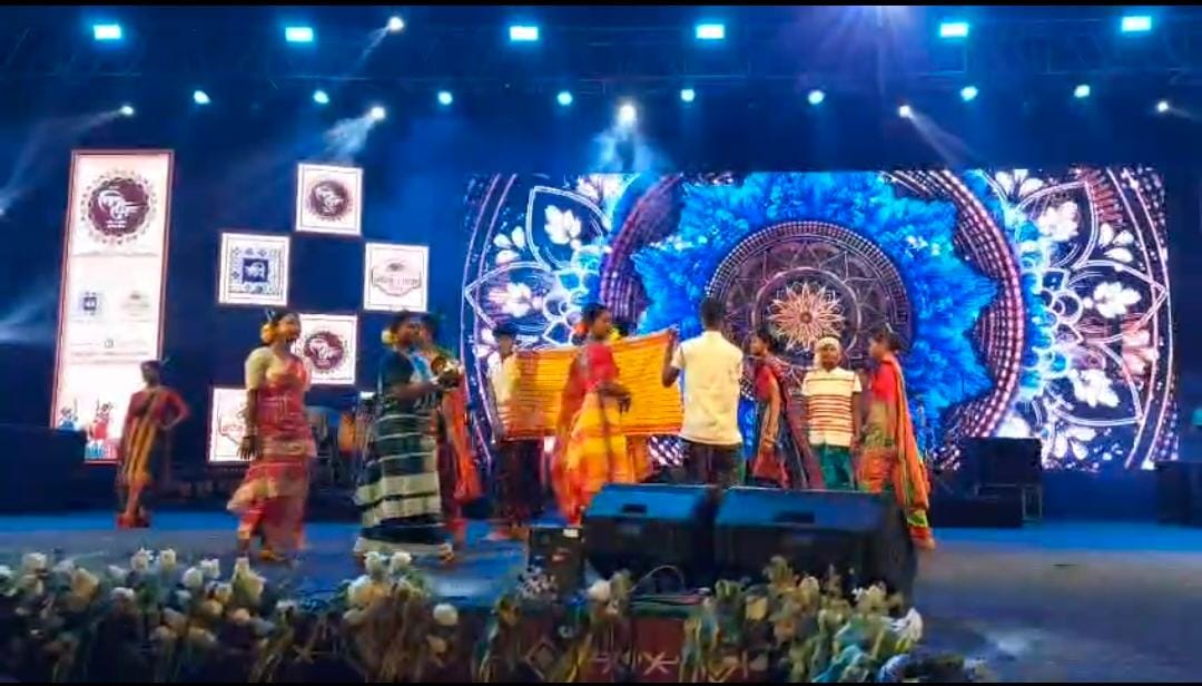 পাঞ্চি শাড়ি গায়ে র‍্যাম্পে হাঁটলেন তৃণমূল নেত্রী , অনন্য দৃশ্যের সাক্ষী থাকল বিষ্ণুপুর মেলা