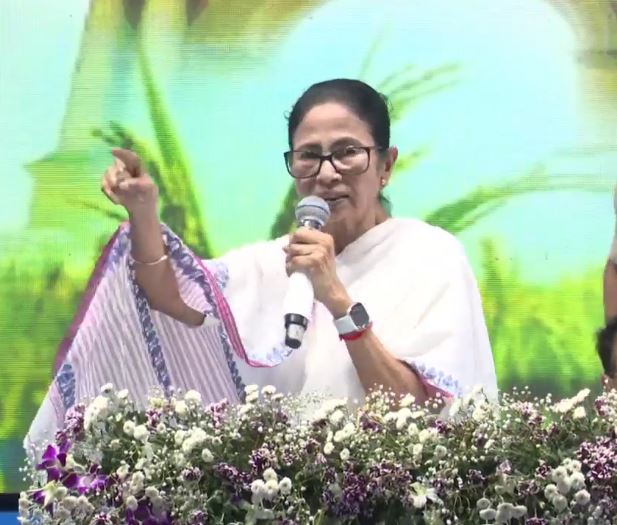 কোন সাহসে বাংলাকে চোর বলেন ? মোদির আস্পর্ধায় স্তম্ভিত মমতা