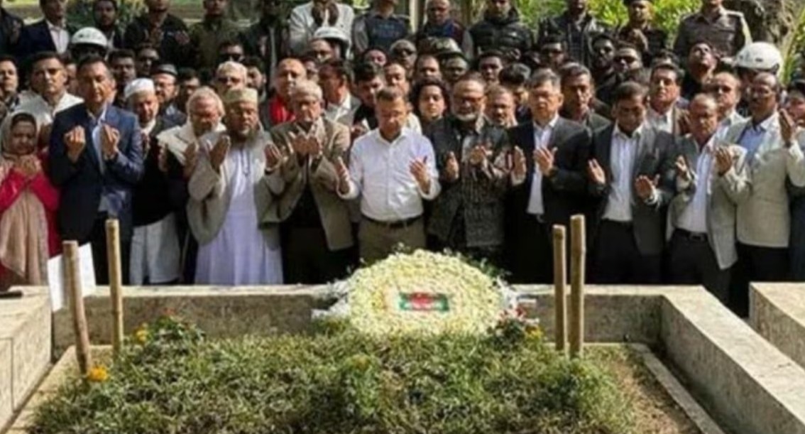 হাদির কবরে শ্রদ্ধাজ্ঞাপন ‘ডার্ক প্রিন্স’ তারেকের