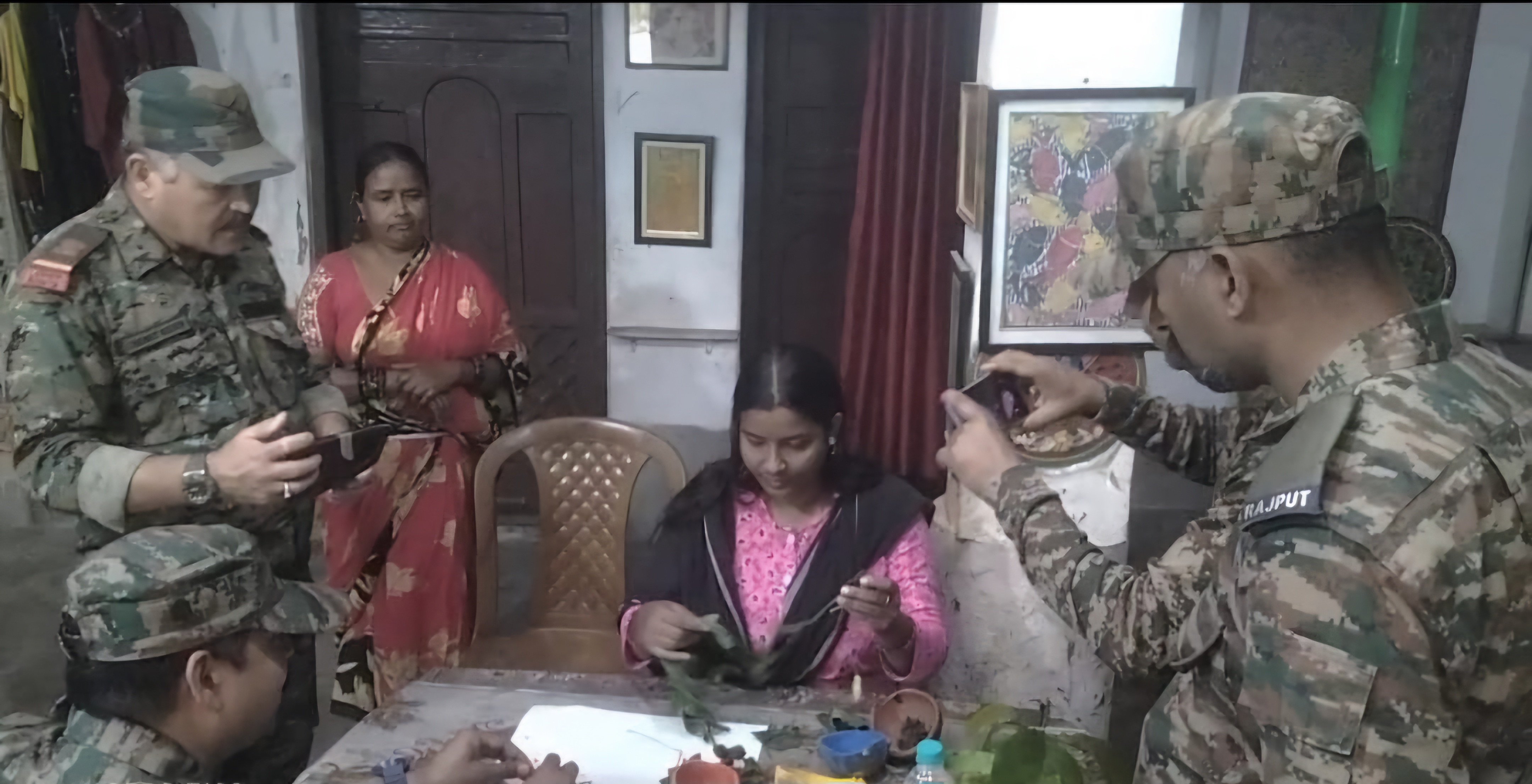 পটশিল্পের টানে পটপাড়ায় ভারতীয় সেনা , শিল্পীদের কাজে মুগ্ধ জওয়ানরা