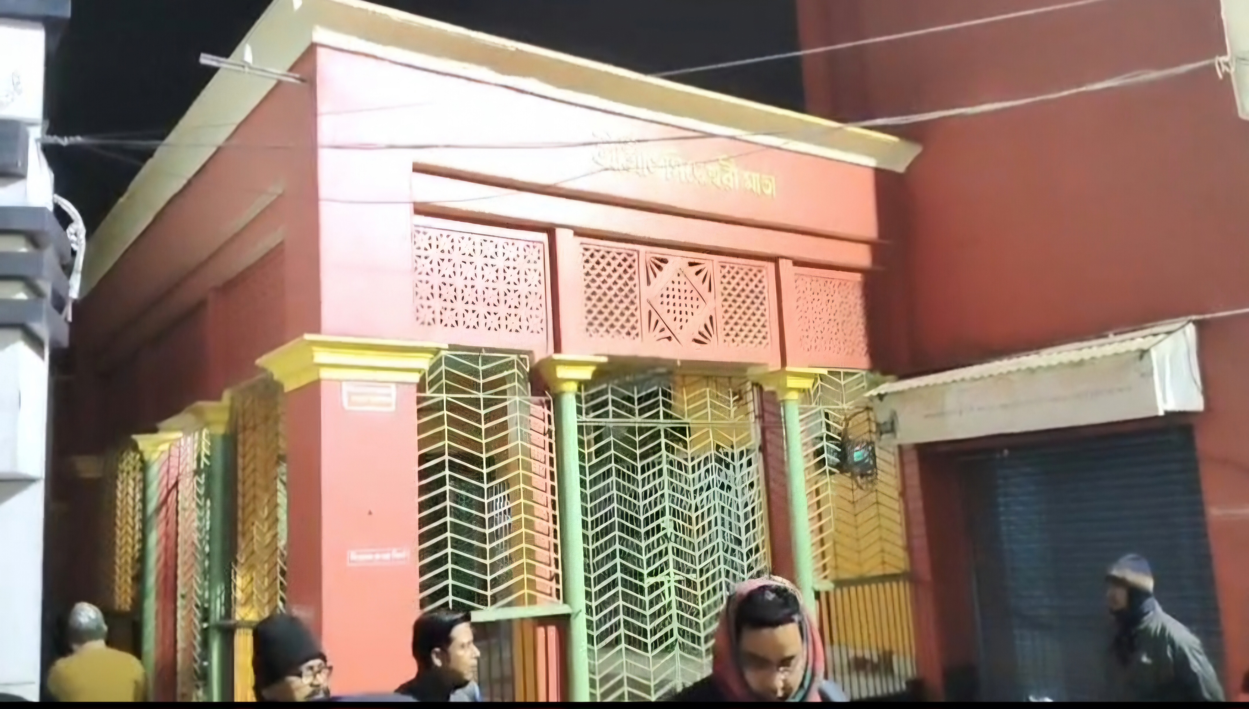 প্রাচীন মন্দিরে দুঃসাহসিক চুরি , পুলিশের ওপর ক্ষোভে ফুঁসছে স্থানীয়রা