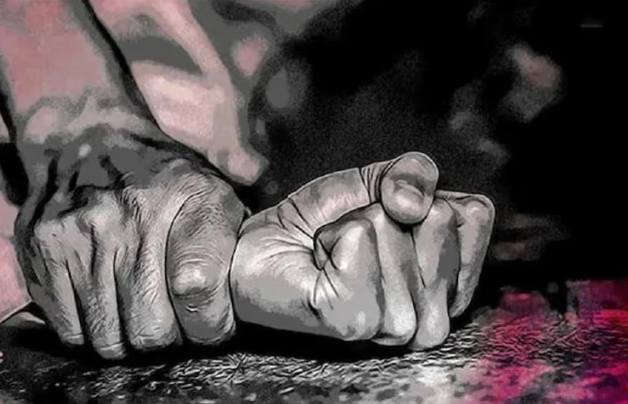 গলায় ছুরি ঠেকিয়ে ধর্ষণ , লাগাতার হুমকি , বিজেপি নেতার বিরুদ্ধে পুলিশের দ্বারস্থ তরুণী