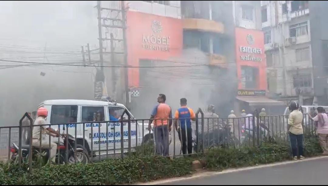 গাড়ির শোরুমে ভয়াবহ আগুন, তীব্র যানজট মধ্যমগ্রামে