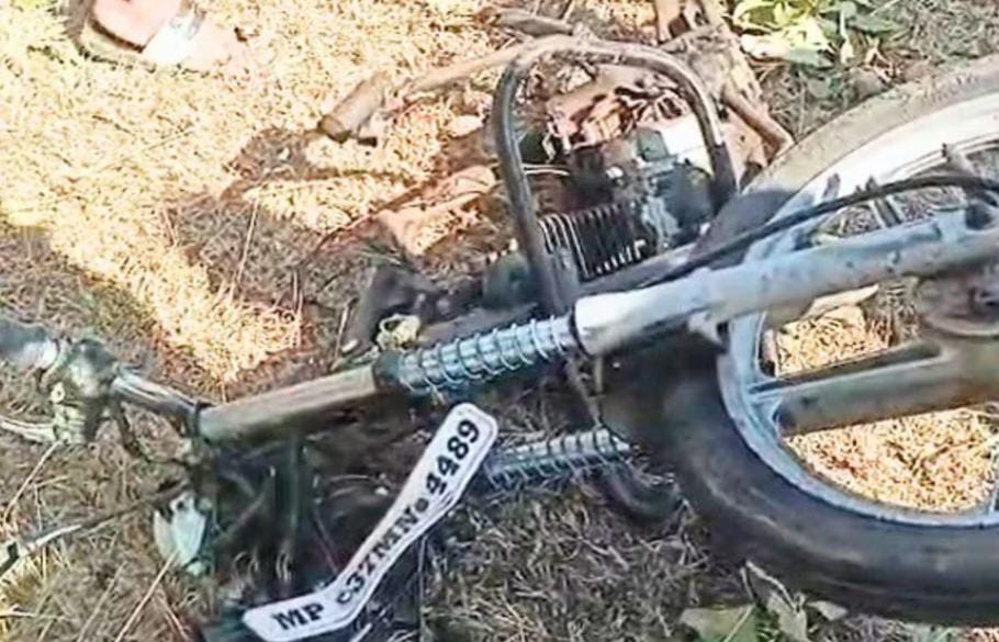 চলন্ত বাইকে ভয়াবহ বিস্ফোরণ , দেহ থেকে ছিন্ন পা , মৃত্যু যুবকের