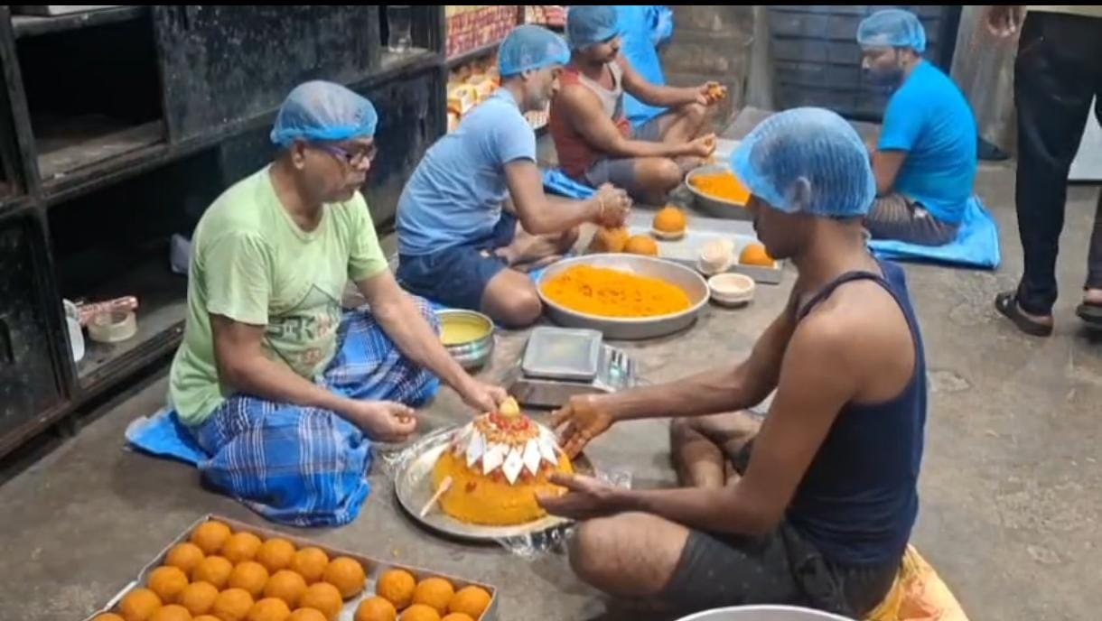 গণপতি বাপ্পার আরাধনায় তৈরি হচ্ছে বিরাট লাড্ডু , তাক লাগলেন মিষ্টির ব্যাবসায়ী