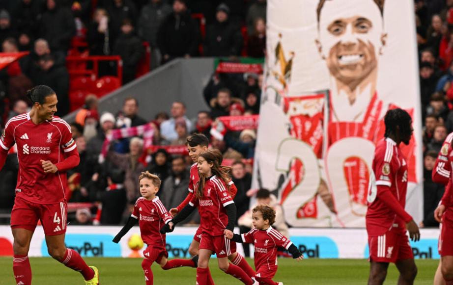 বাবার জার্সি গায়ে মাঠে সন্তানরা ,  জোটার পরিবারের সামনেই জয়ী লিভারপুল