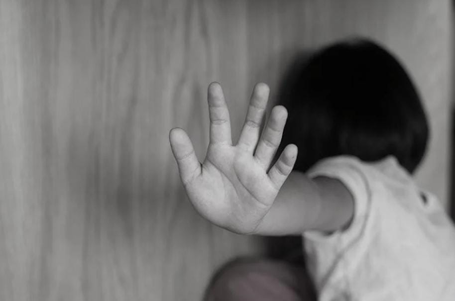 সঙ্গমে লিপ্ত হতে না চাওয়ায় জোর করে ধর্ষণ , অ্যাসিড হামলার হুমকি , পলাতক যুবক