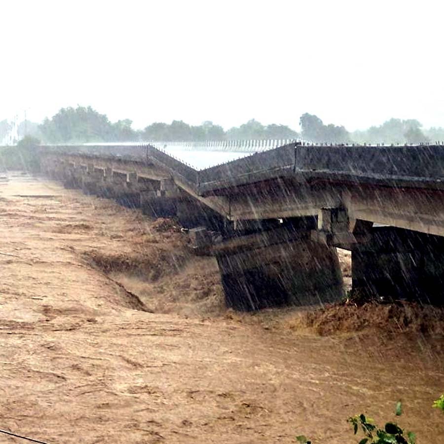 টানা বৃষ্টিতে বিপর্যস্ত উপত্যকা, কাঠুয়ায় ভেঙে পড়ল সেতু, মৃত ৯