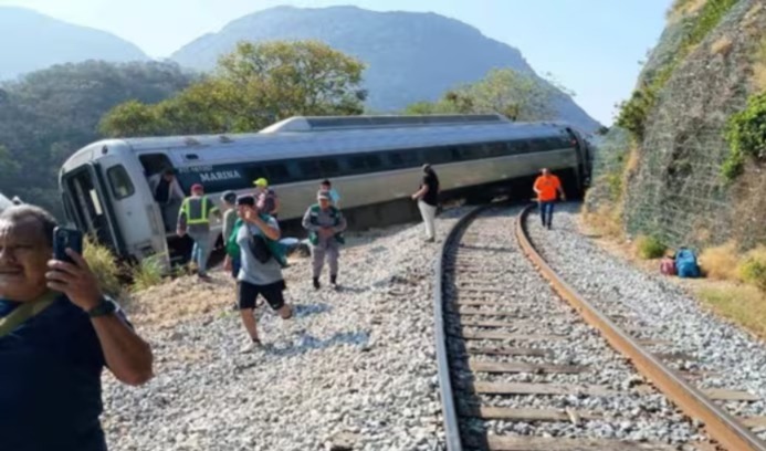 লাইনচ্যুত হয়ে ভয়াবহ ট্রেন দুর্ঘটনা মেক্সিকোতে, মৃত ১৩