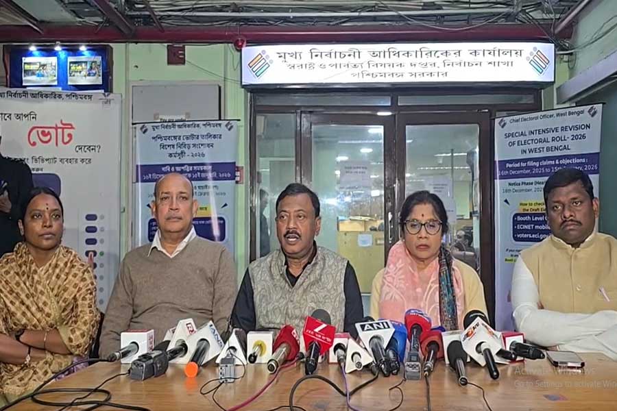 SIR শুনানিতে প্রবীণদের ডাকা নিয়ে প্রশ্ন, কমিশনের দ্বারস্থ তৃণমূলের প্রতিনিধি দল