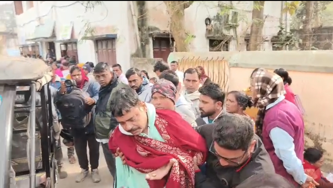 SIR শুনানি ঘিরে চাঞ্চল্য , হেয়ারিংয়ের লাইনে দাঁড়িয়ে অসুস্থ শান্তিপুরের বাসিন্দা