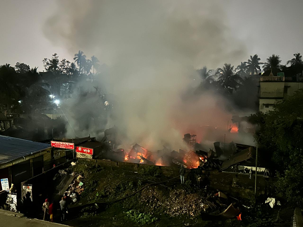 'হাফ ট্যাঙ্কি জল নিয়ে আগুন নেভাতে এসেছে', বিরাটি অগ্নিকাণ্ডে ক্ষোভে ফুঁসছে ব্যবসায়ীরা
