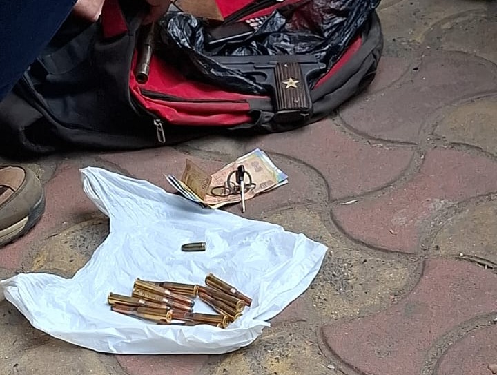 পিঠ ব্যাগে অস্ত্র ভাণ্ডার , বাবুঘাট থেকে আটক ২ হিন্দিভাষী যুবক