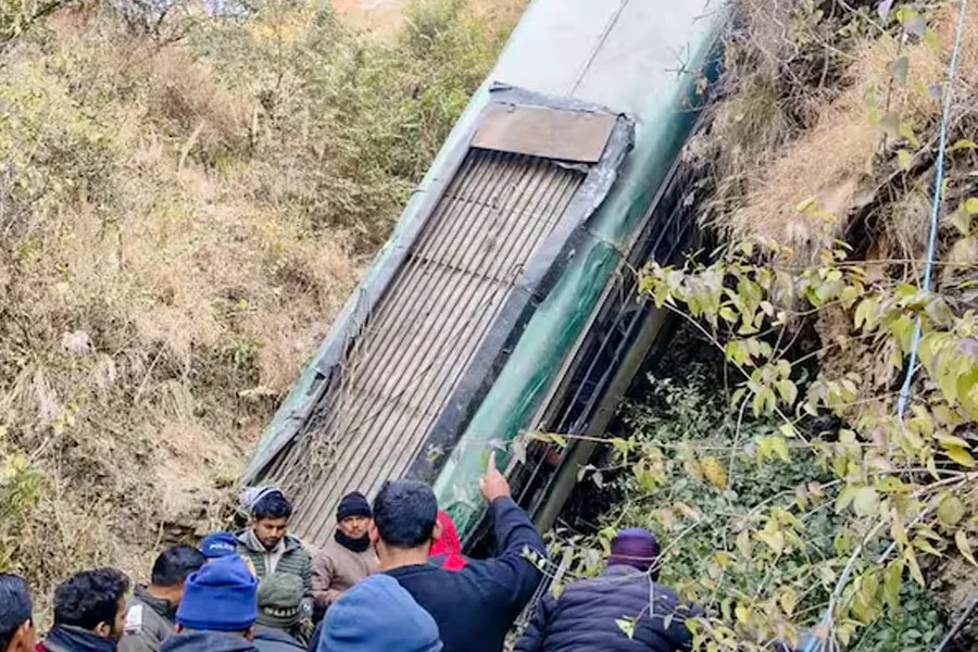 গভীর খাদে পড়ল বাস, মৃত ৭ জন যাত্রী, শোকপ্রকাশ উত্তরাখণ্ডের মুখ্যমন্ত্রীর