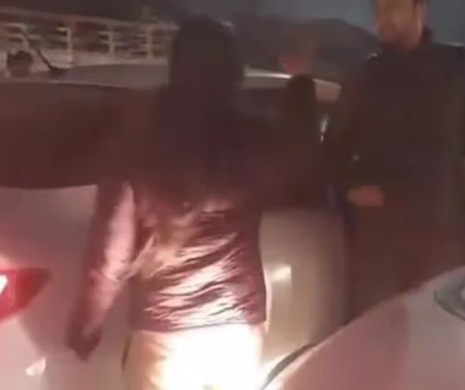 মুখে প্রস্রাব করে দেব , যোগিরাজ্যে যুবকের সঙ্গে অশ্রাব্য আচরণ মহিলা আধিকারিকের