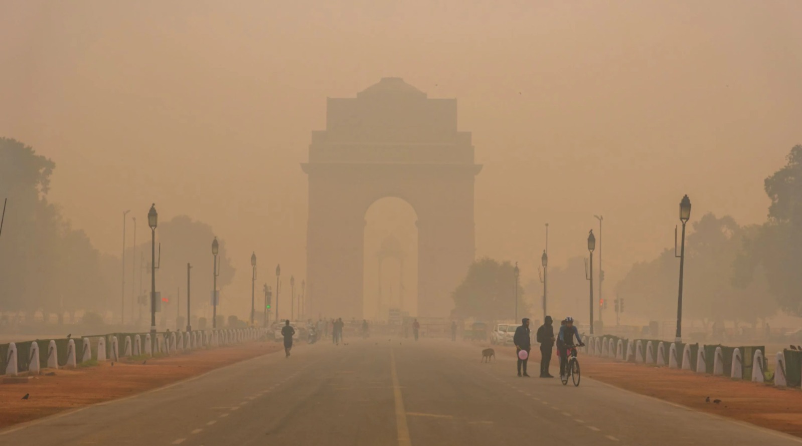 শূন্যে রাজধানীর দৃশ্যমানতা, ব্যাহত ট্রেন-বিমান পরিষেবা