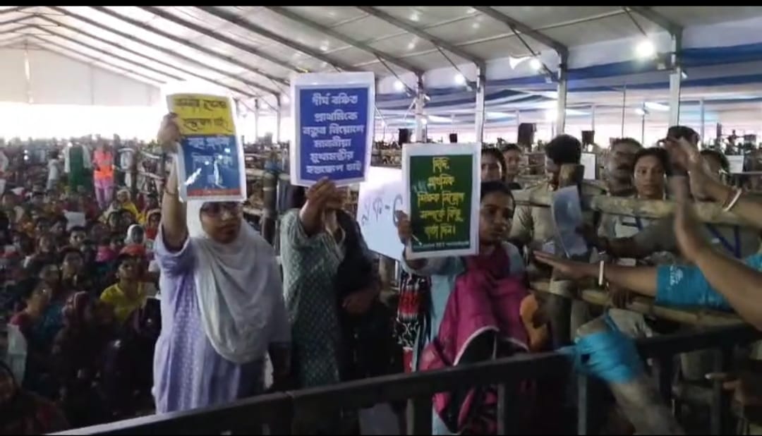 মুখ্যমন্ত্রীর বক্তব্য চলাকালীন আকষ্মিক বিক্ষোভ, উত্তেজনা ছড়াল টেট প্রার্থীদের দাবিতে