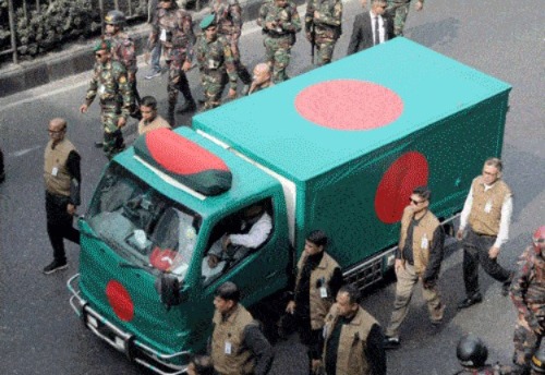 বাংলাদেশের জাতীয় পতাকায় মোড়ানো খালেদার নিথর দেহ, শেষযাত্রায় মানুষের ঢল