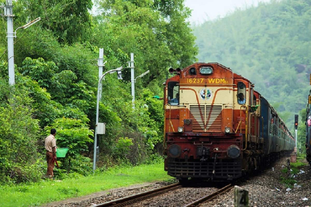 ছুটির মরসুমে আদ্রা ডিভিশনে বাতিল বহু ট্রেন , তীব্র সমস্যায় যাত্রীরা