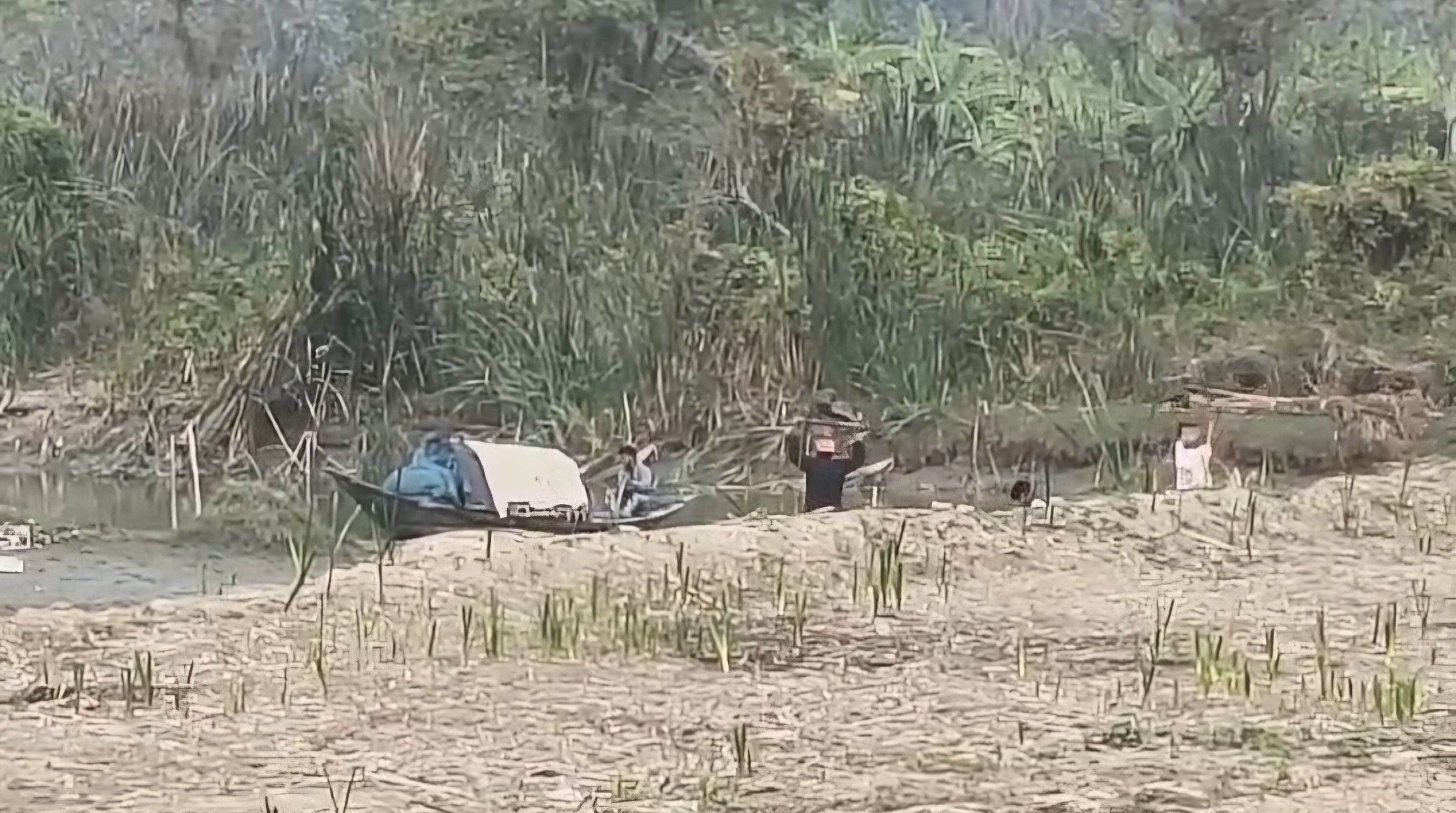 রাত-দিন চলছে রমরমা মাটি মাফিয়াদের ব্যবসা , নীরব পুলিশ প্রশাসন