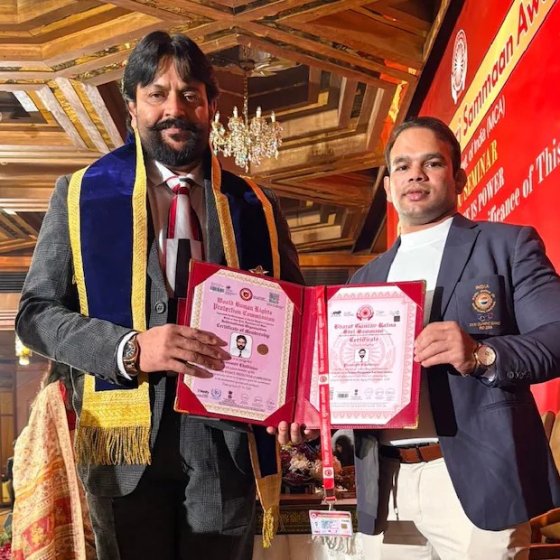 প্রচার নয় মানবসেবাই লক্ষ্য ! জাতীয় সম্মান পেলেন বাঁকুড়ার সমাজসেবী প্রসেনজিৎ