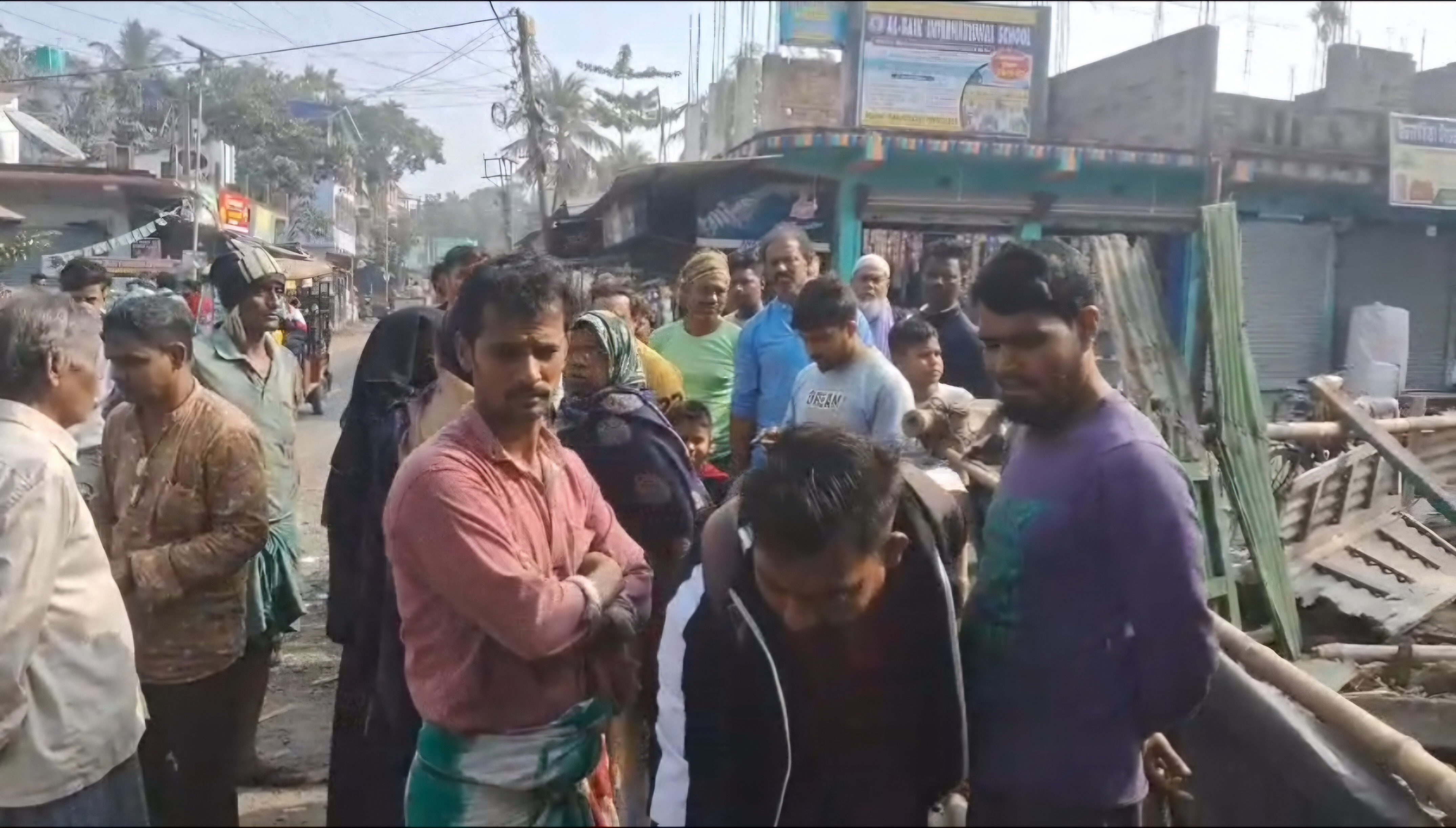 রাতের অন্ধকারে বুলডোজার চালিয়ে গোটা দত্তপুকুর বাজার ভাঙচুর , হাত গুটিয়ে পুলিশ