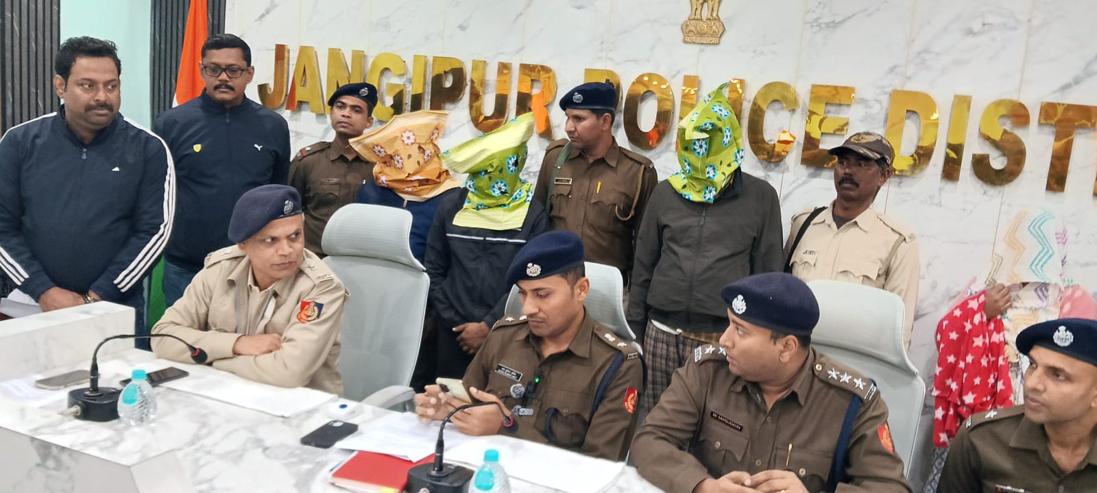 ফেরিওয়ালার ছদ্মবেশ , গ্রামে ঢুকে পরিকল্পিতভাবে সোনার দোকানে দুঃসাহসিক ডাকাতি