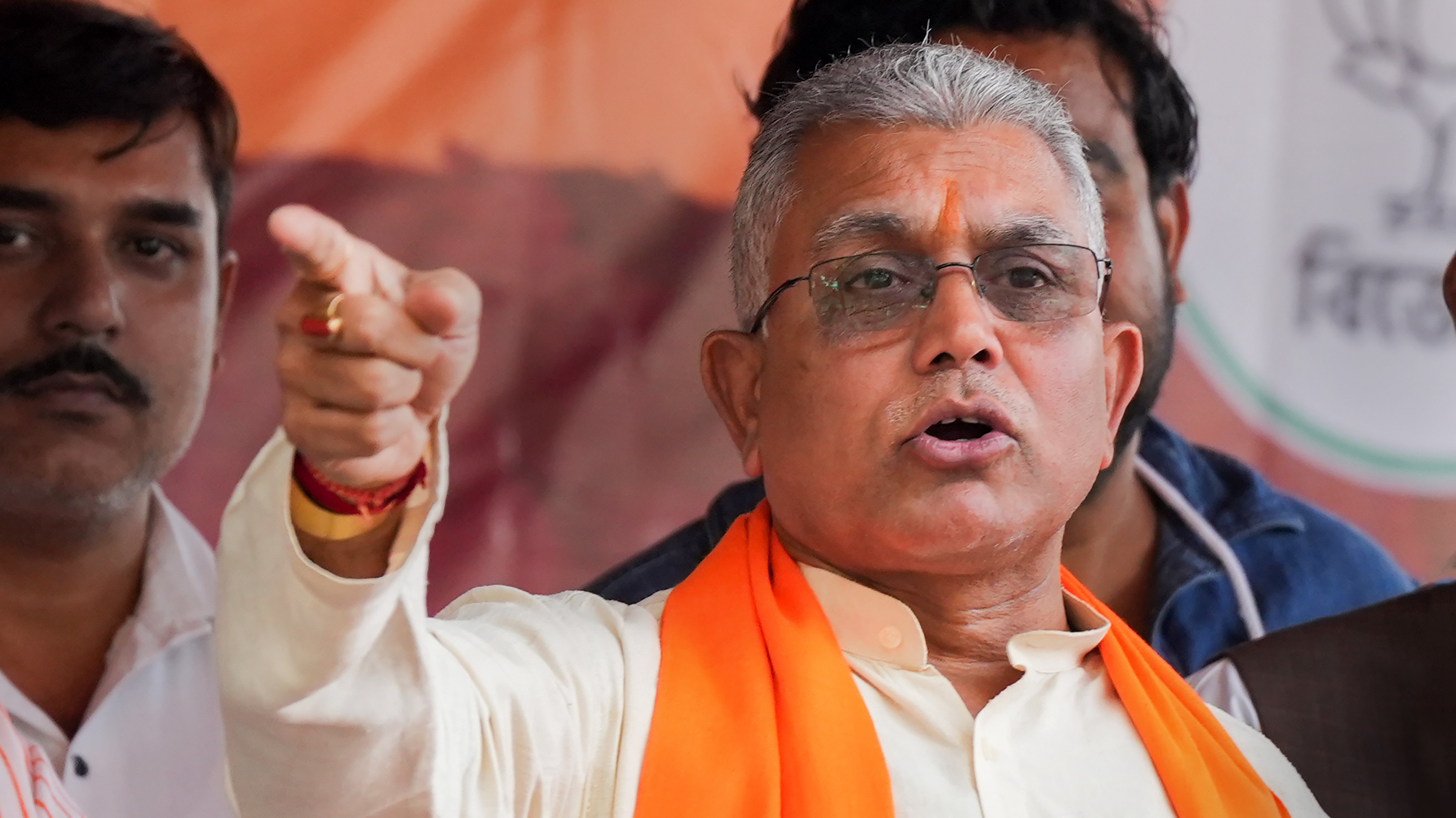 'বাংলাদেশিদের ভোটার বানিয়ে ক্ষমতায় ফিরতে চাইছেন মুখ্যমন্ত্রী', রিষড়া থেকে বিস্ফোরক দিলীপ ঘোষ