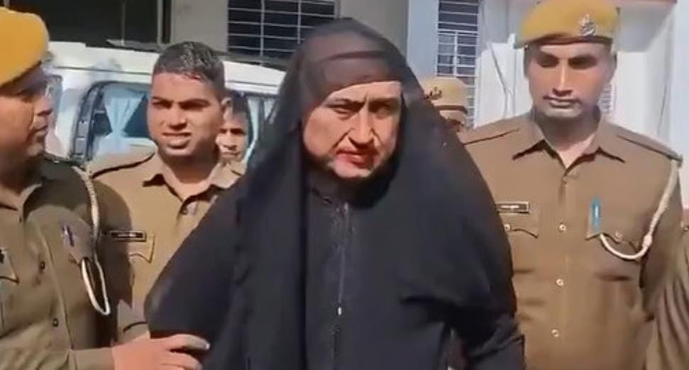 ফের মহিলা সেজে পালানোর চেষ্টা , ধর্ষণের অভিযোগে বৃন্দাবন থেকে গ্রেফতার বোরখাধারী পুলিশ