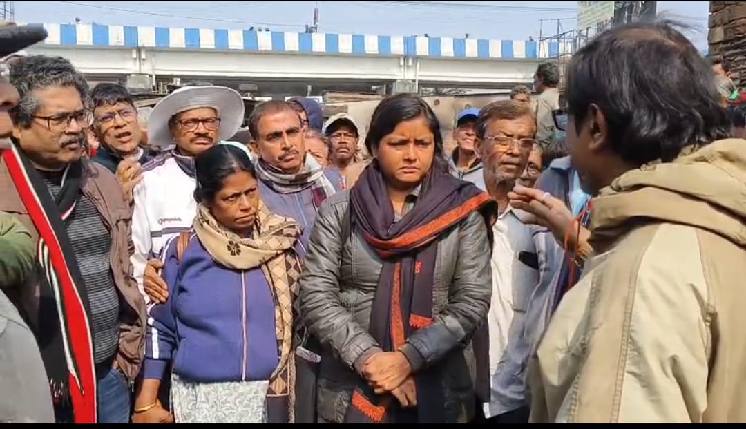 ভয়াবহ অগ্নিকাণ্ডে পুড়ে ছাই যদুবাবু বাজার, ক্ষতিগ্রস্ত ব্যবসায়ীদের পাশে মিনাক্ষী