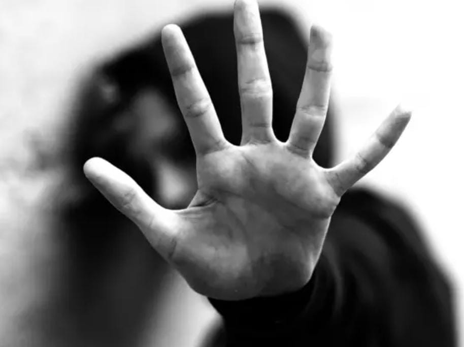 নিজের ধর্ষণ রুখতে গিয়েই গ্রেফতার খোদ তরুণী , প্রশ্নের মুখে যোগীর শাসন