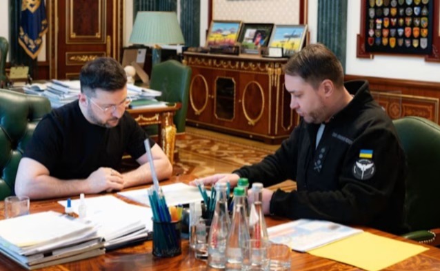 গোদের ওপর বিষফোঁড়া! দুর্নীতির অভিযোগ, সেনাপ্রধান বদল ইউক্রেনের প্রেসিডেন্টের