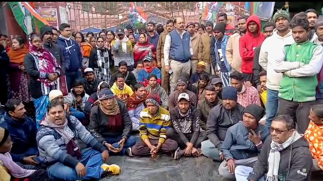 অস্থায়ী কর্মী ছাঁটাইয়ের প্রতিবাদ , কৃষ্ণনগর পৌরসভার গেট বন্ধ করে ধর্ণা
