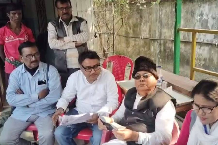 অভিষেকের ভূত দেখে হুঁশ ফিরল কমিশনের , বাম নেতার বাড়ি ছুটলেন কর্মীরা
