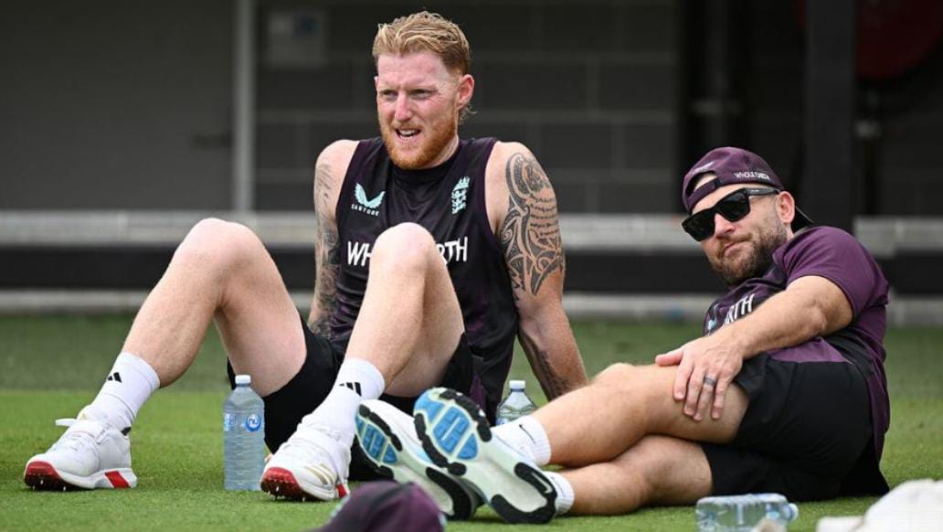 ইংল্যান্ডকে এগিয়ে নিয়ে যাওয়ার কান্ডারী ম্যাকালাম , ছাঁটাইয়ের দাবি উঠলেও কোচের পাশে স্টোকস