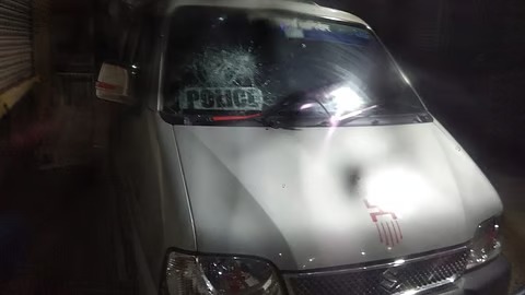 জমি-বিবাদ মেটাতে গিয়ে হামলার মুখে পুলিশ, উত্তপ্ত সন্দেশখালি