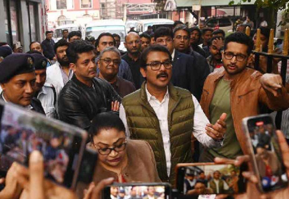 সোশ্যাল মিডিয়ায় লাগাতার হেনস্থাসহ কুরুচিকর মন্তব্য , লালবাজারের দ্বারস্থ টলি তারকারা