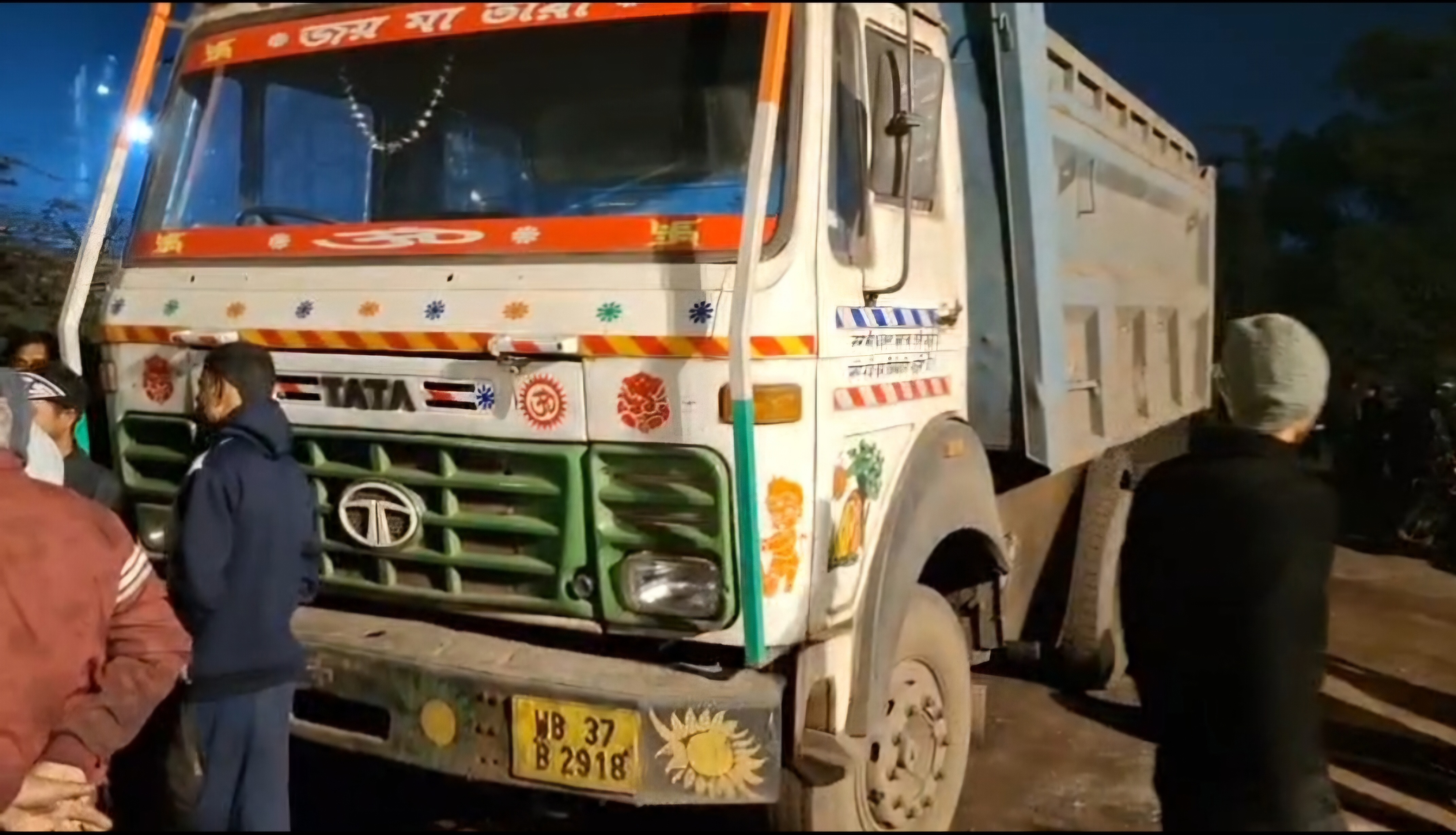 ডাম্পারের ধাক্কায় শ্রমিকের মৃত্যু , উত্তেজনায় কারখানায় ভাঙচুর