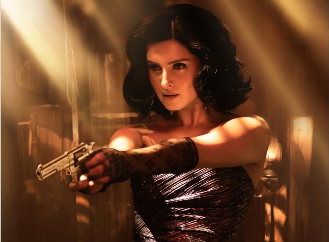 চুম্বন বিতর্কের মাঝেই ফায়ার ,  প্রকাশ্যে টক্সিক ছবিতে তারা সুতারিয়ার সাহসী ঝলক