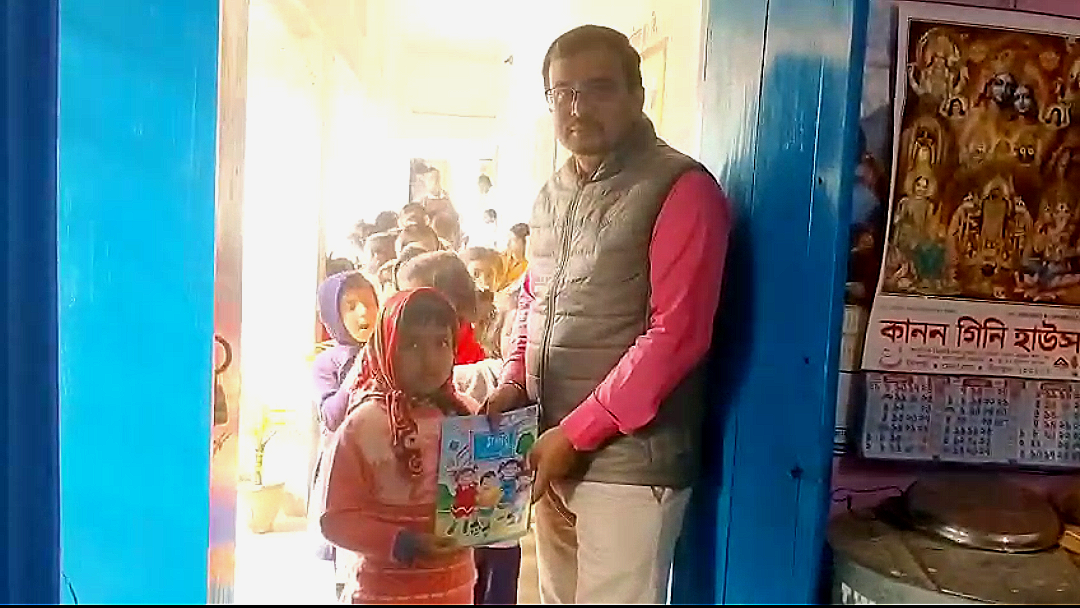 রাজ্যজুড়ে বিদ্যালয়ে পালিত বই দিবস , খুশিতে মজে খুদে পড়ুয়ারা