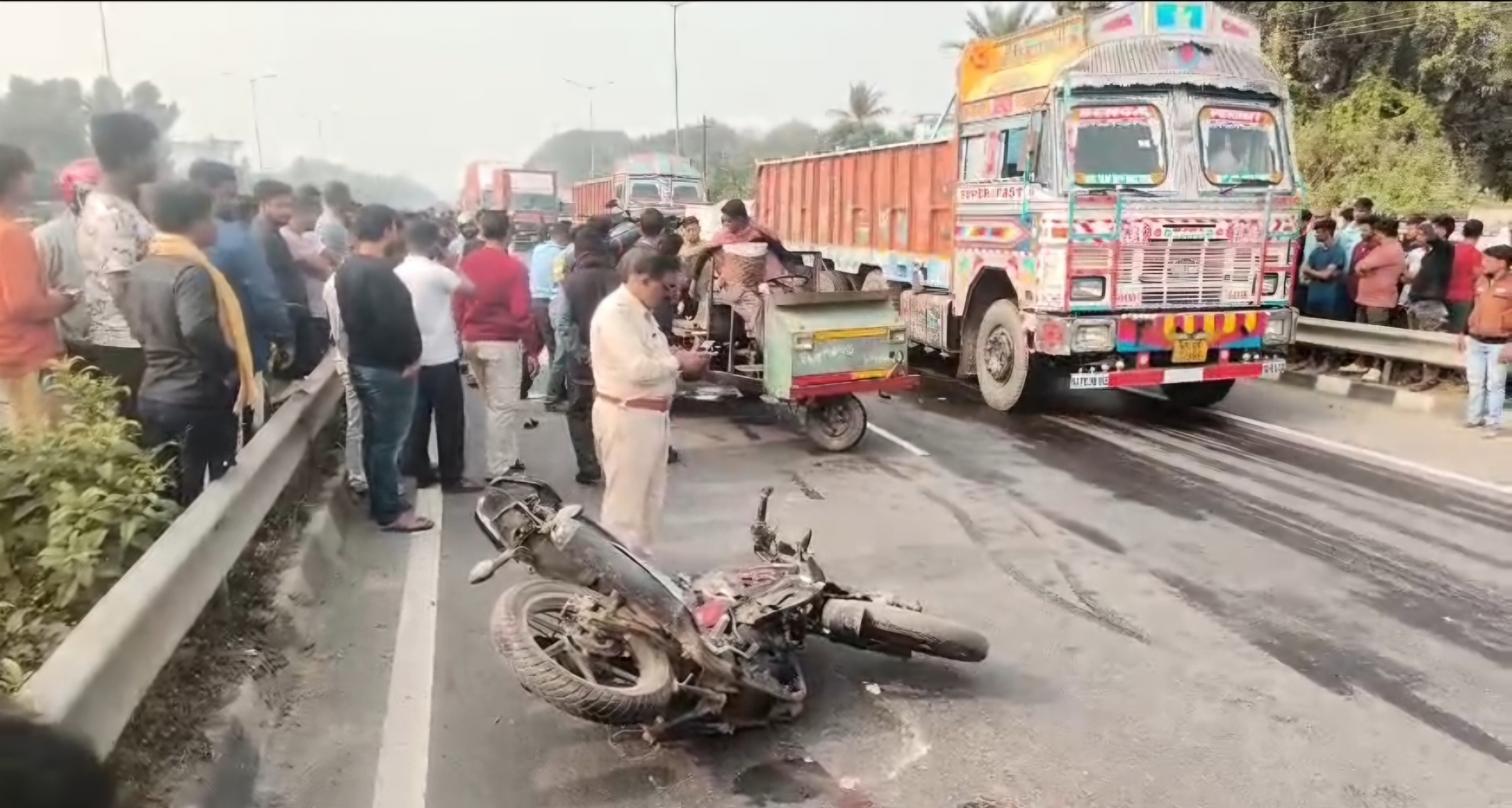১২ নম্বর জাতীয় সড়কে ভয়াবহ বাইক দুর্ঘটনা , মৃত ২ যুবক