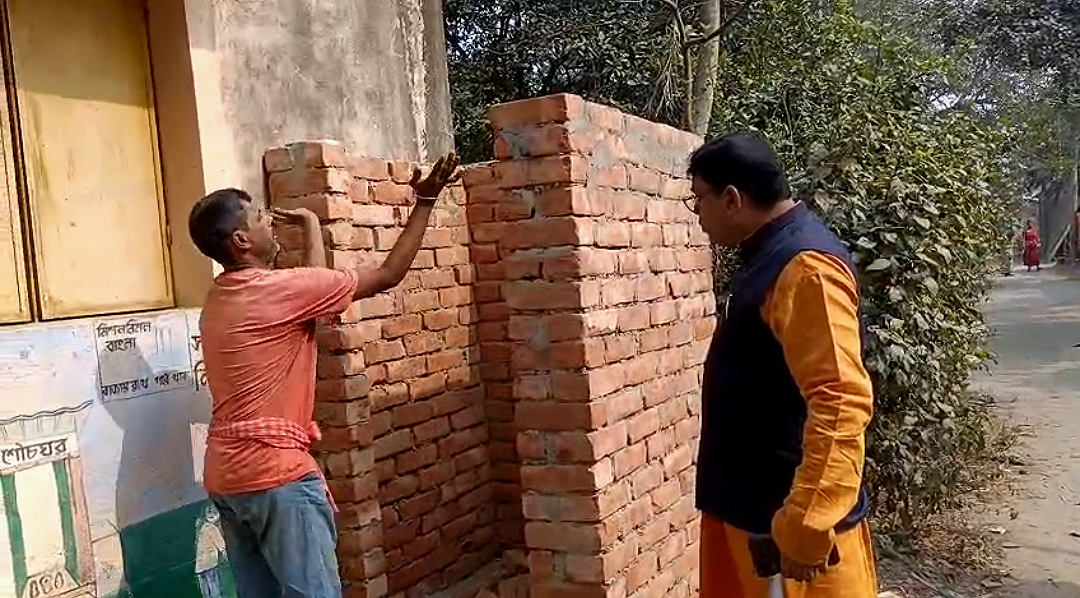 নিম্নমানের সামগ্রী দিয়ে রাস্তা , প্রতিবাদ করতেই বিজেপির সঙ্গে হাতাহাতি তৃণমূলের