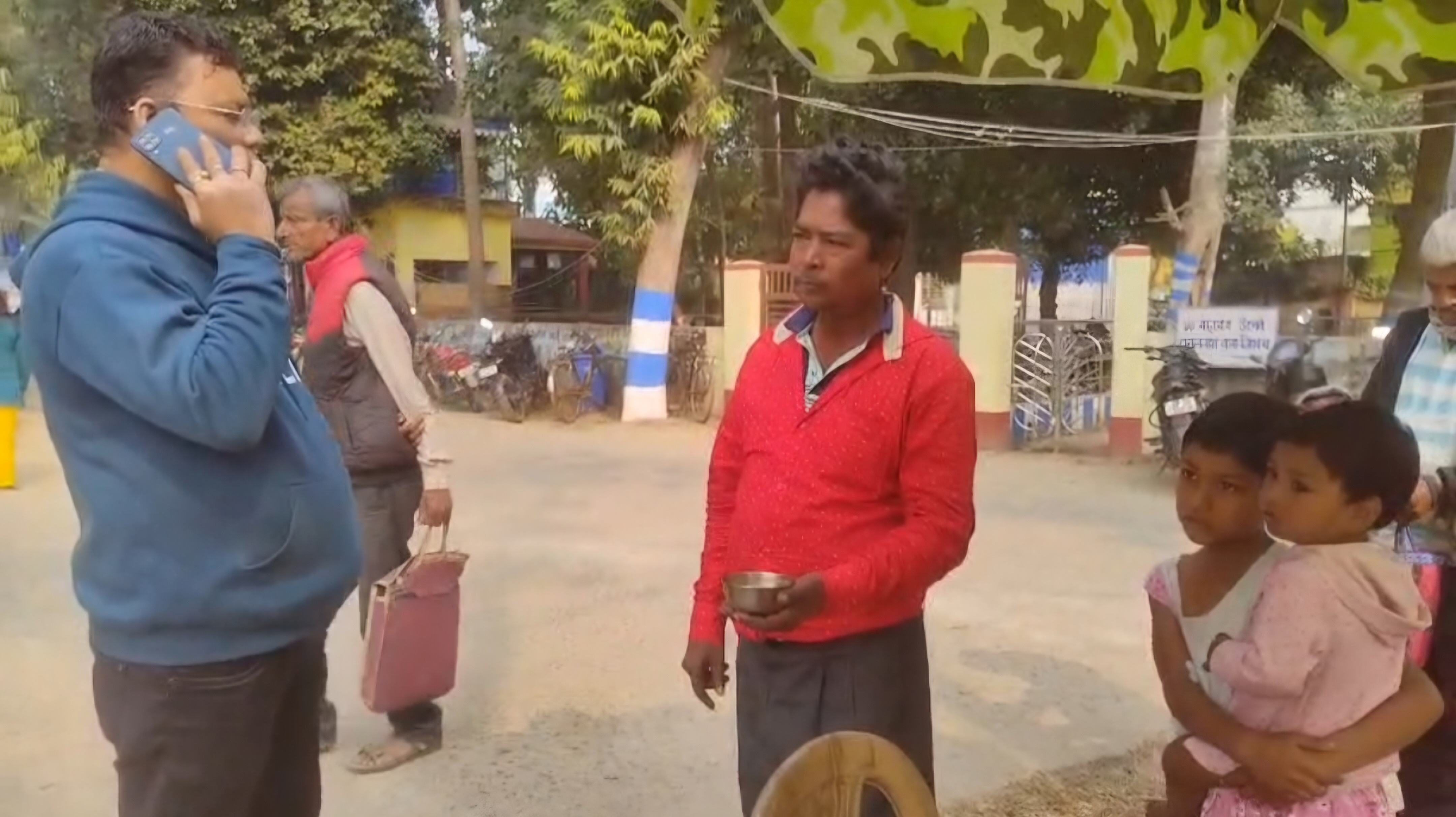 খিচুড়িতে পোকা , বাটি হাতে ব্লক অফিসে হাজির দাদু