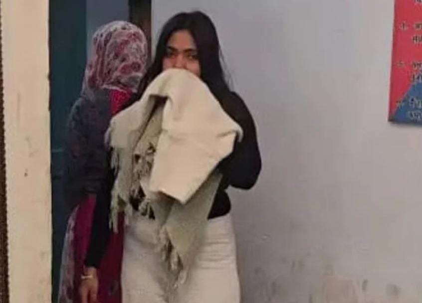 প্রেমের ফাঁদ পেতে অন্তরঙ্গ মুহূর্ত রেকর্ড , আইনজীবীকে লাগাতার ব্ল্যাকমেলের জেরে গ্রেফতার বঙ্গকন্যা