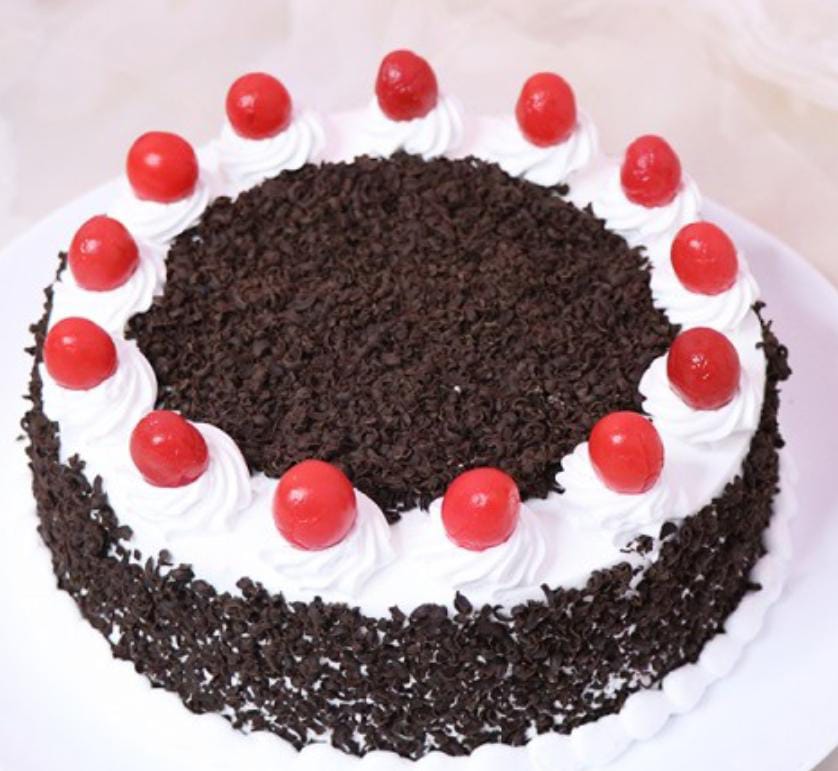 শীতের আমেজে এবার ঘরেই বানিয়ে ফেলুন ব্ল্যাক ফরেস্ট কেক