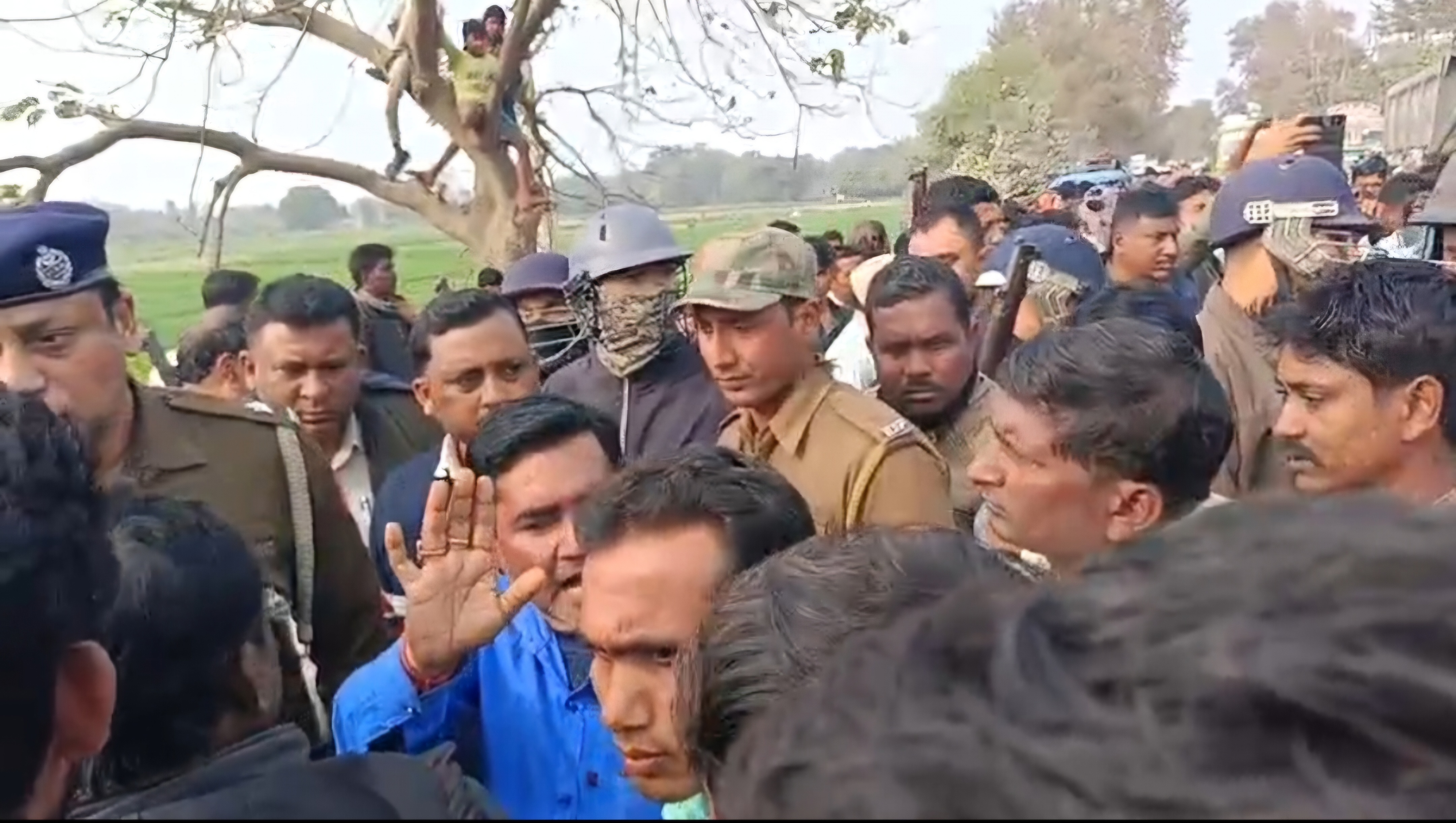 টোটো–ট্রাকের ভয়াবহ সংঘর্ষে প্রাণ গেল দু’জনের , মর্মান্তিক মৃত্যু অবল গরুরও