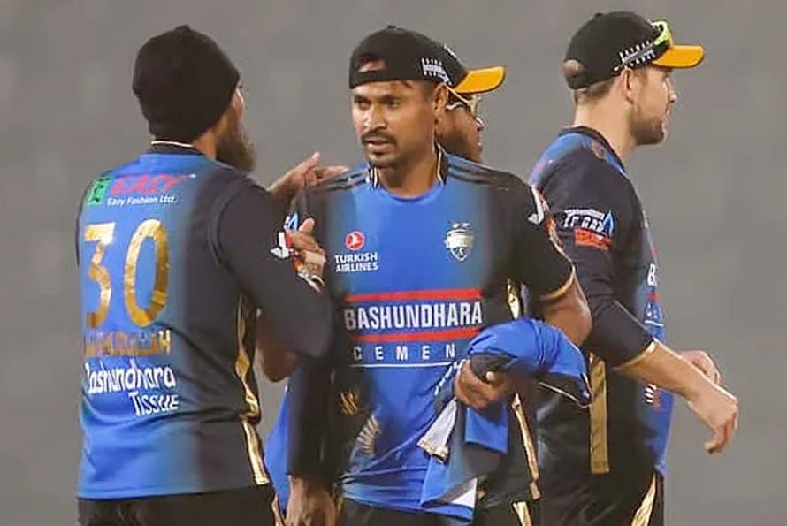 আইপিএল থেকে ছাঁটাইয়ের পরই আগুন বোলিং , হারা ম্যাচ জিতিয়ে বাজিমাত মুস্তাফিজুরের